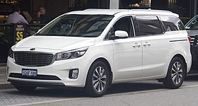 2017 Kia Carnival (YP MY17) SLi van (2018-11-22) 01.jpg